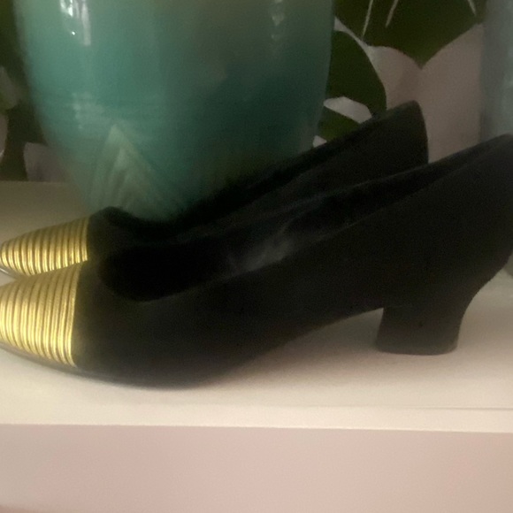 Vintage J Renee size 8.5 black/ gold pump - Picture 4 of 5
